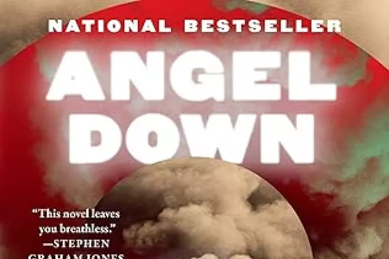 Campo di battaglia della Prima guerra mondiale al crepuscolo, header dell'articolo su Angel Down di Daniel Kraus